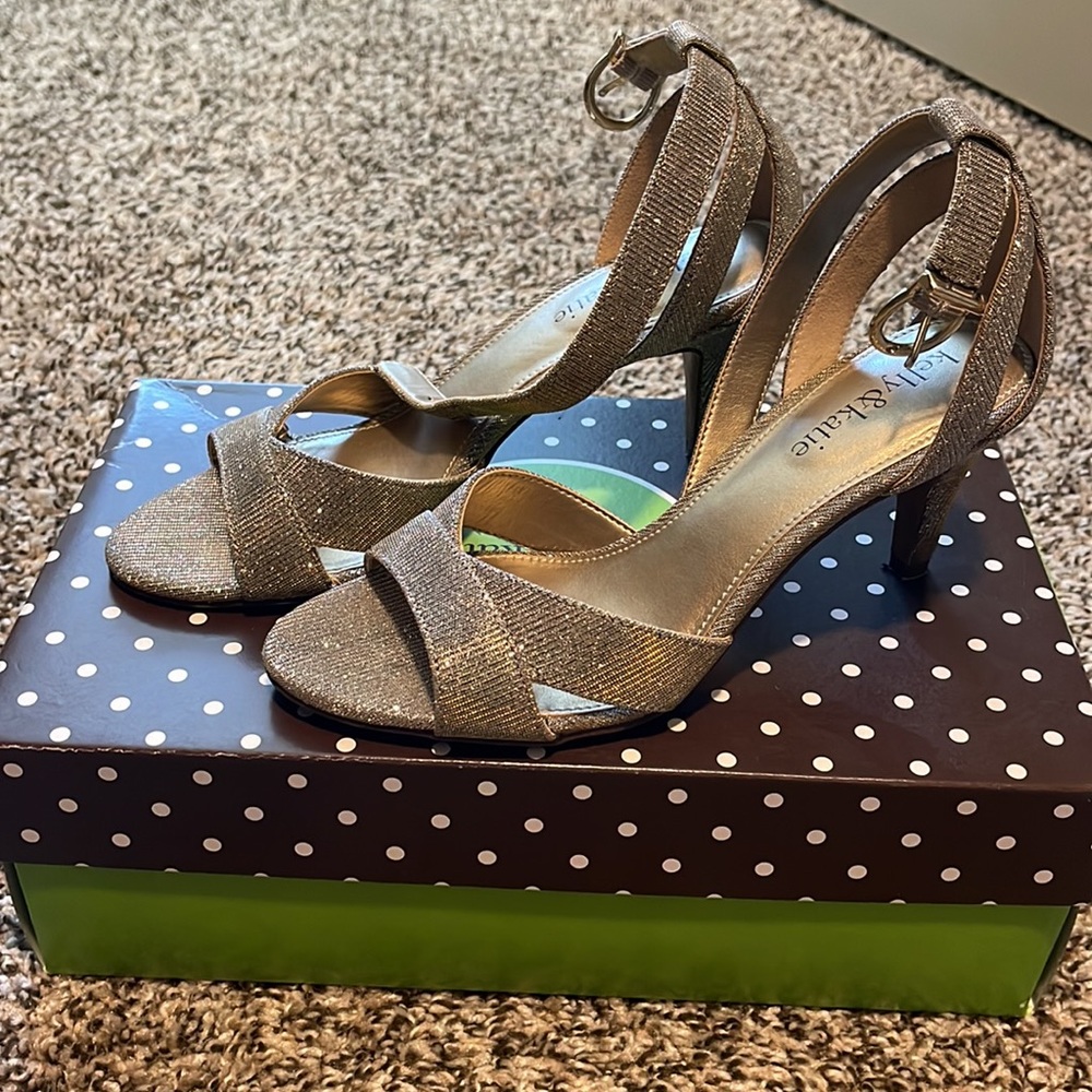 Kelly & Katie Gold Pumps size 5.5